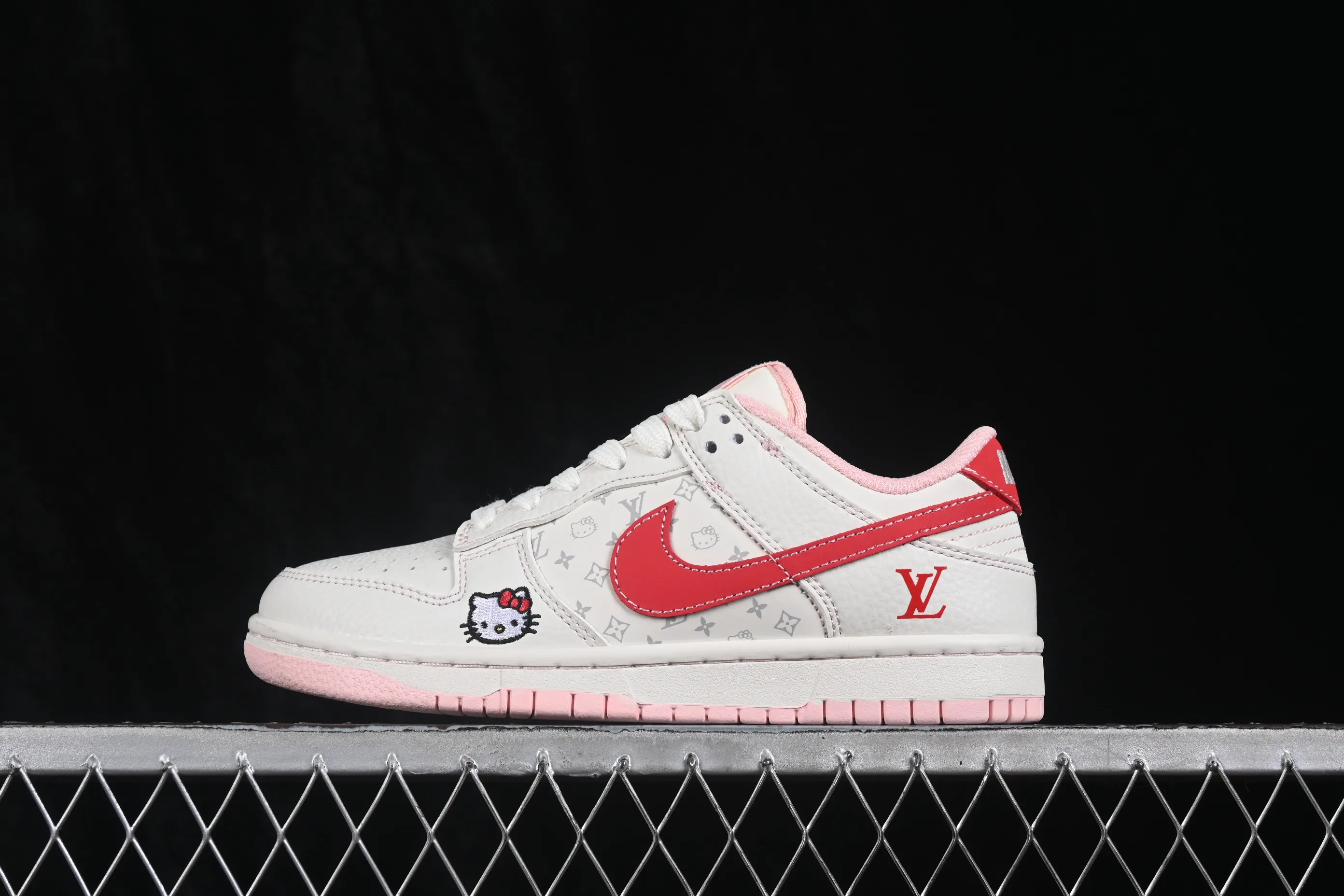 All categories Nk SB Dunk Series Nk SB Dunk Low High-end customized low-top sneakers Hello Kitty x Nike SB Dunk Low SB low-top casual sneakers NH0601-493